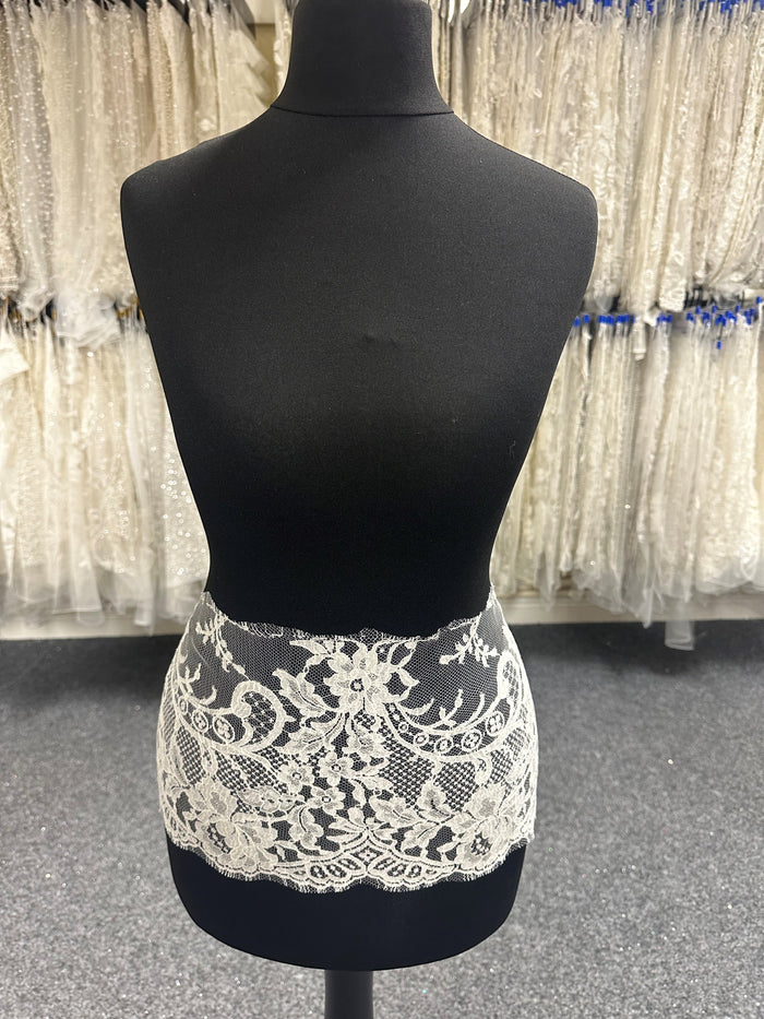 Scarlet Chantilly Lace Trim Kate