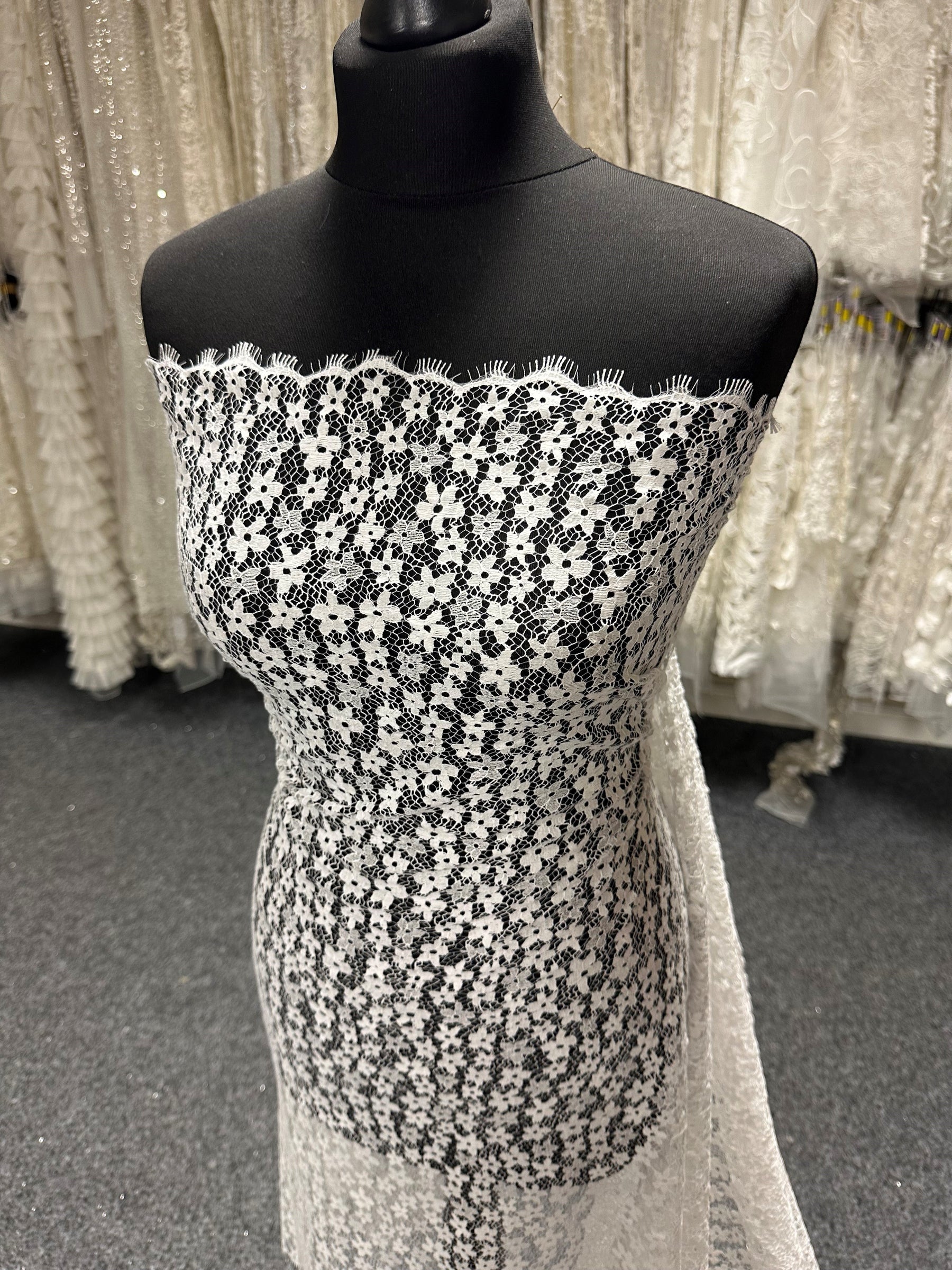 Ivory Chantilly Lace - Aino