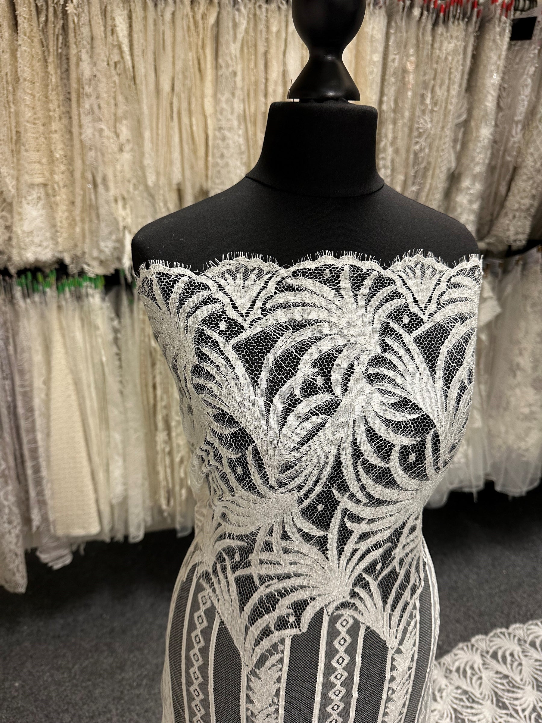 Ivory Chantilly Lace - Uma