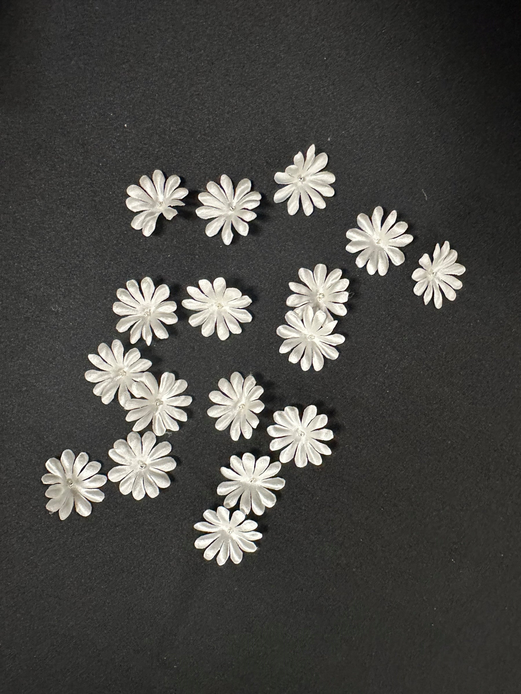 Ivory Laser Cut Flowers - M15 (Bag of 144)