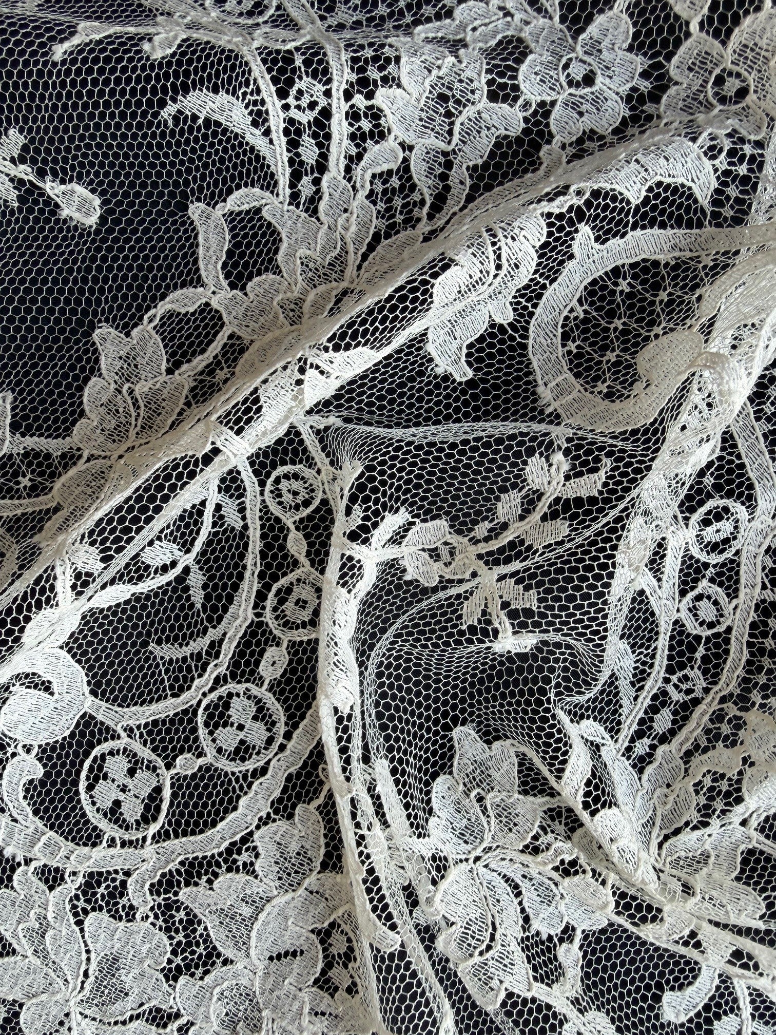 Ivory Chantilly Lace - Banilto