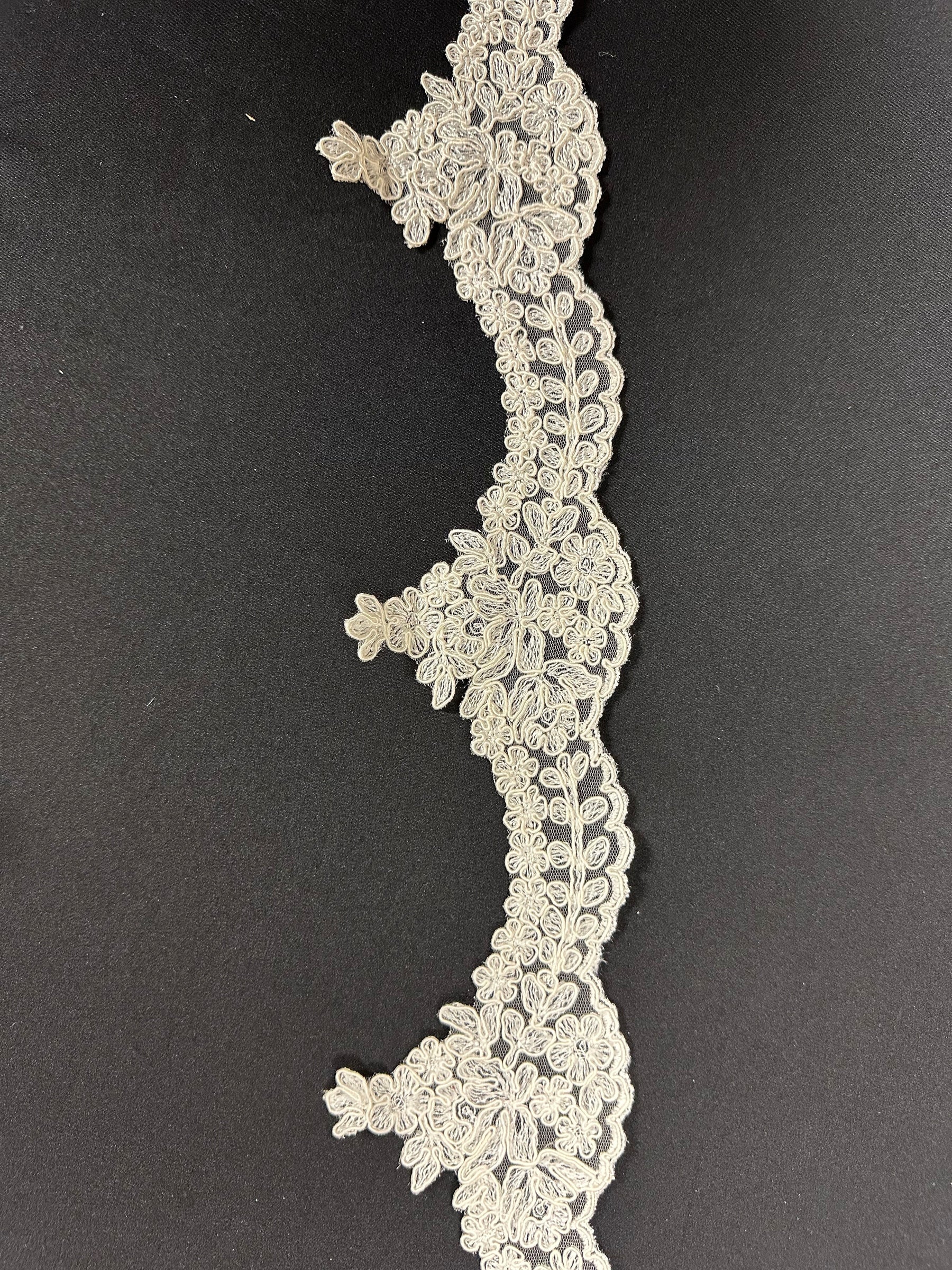 Ivory Corded Lace Trim - T16