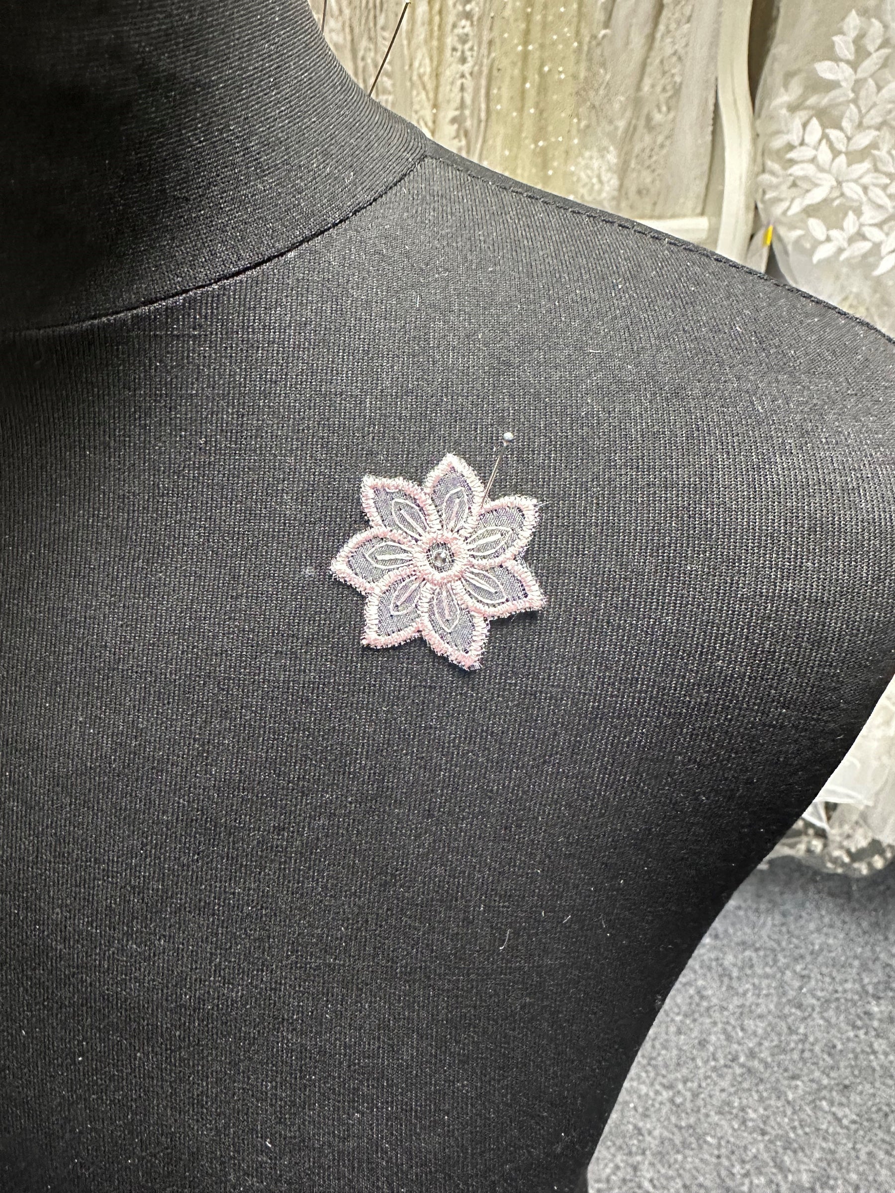 Pink Daisy Motif with Swarovski - Aladdin