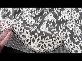 Ivory Chantilly Lace - P182
