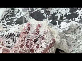 Ivory Chantilly Lace - Banilto