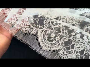 Ivory Chantilly Lace - P729