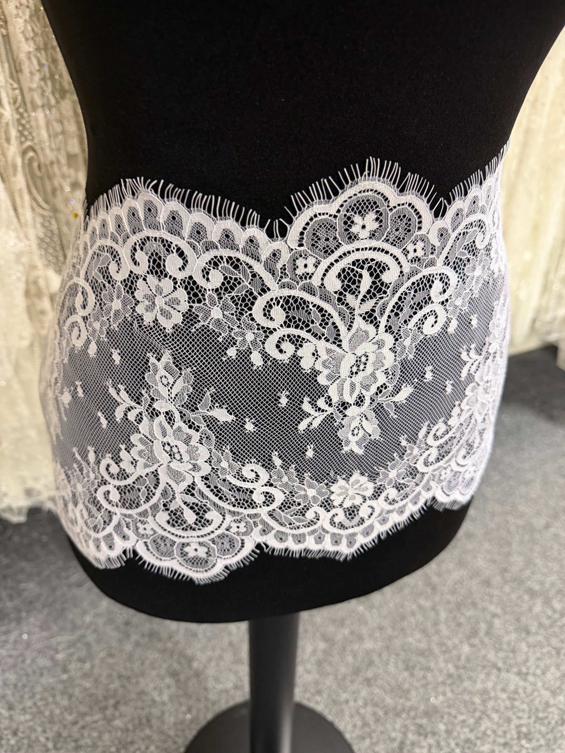 White Lace Trim - T476