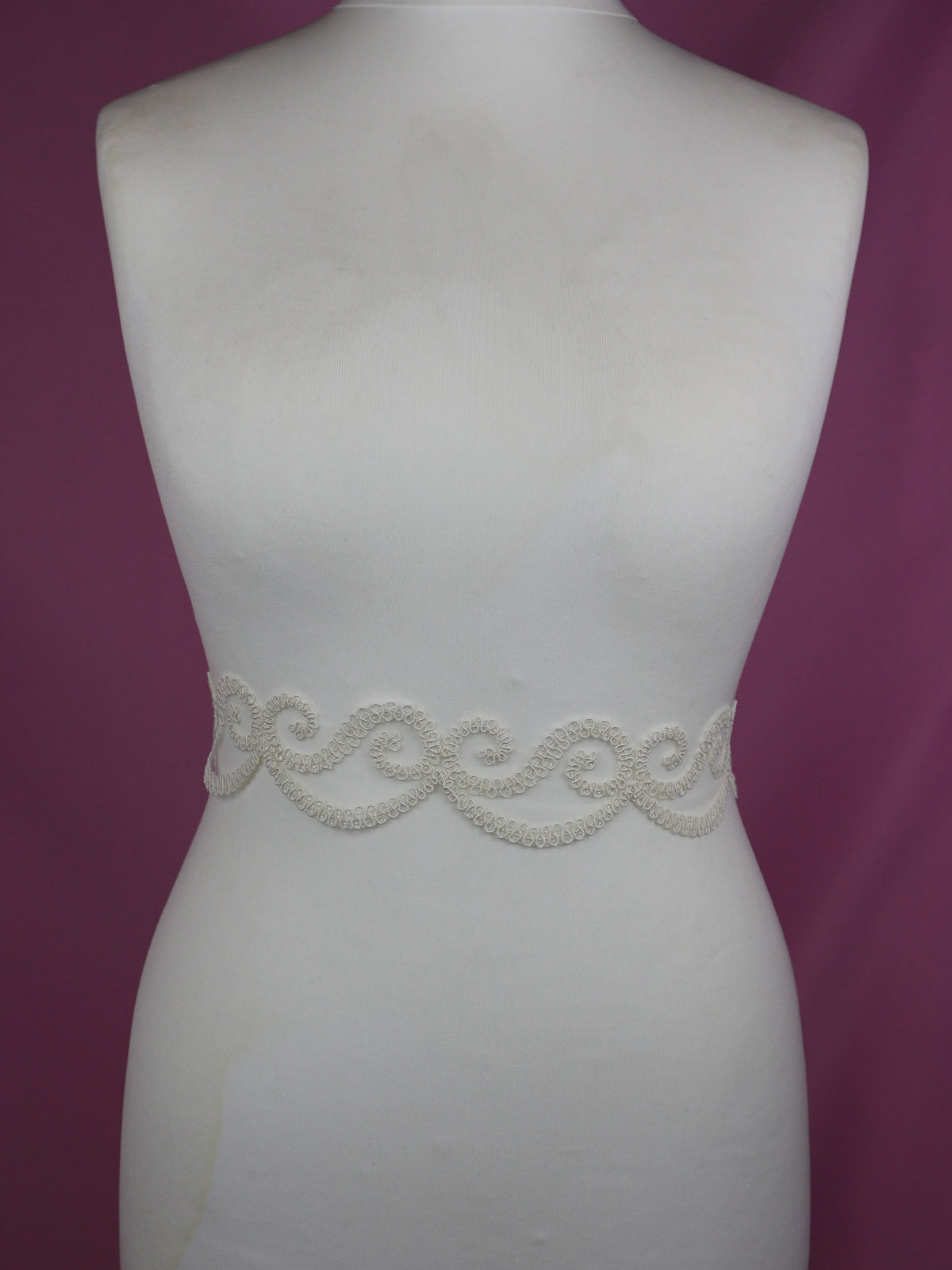 Ivory Corded Lace Trim - Mistletoe