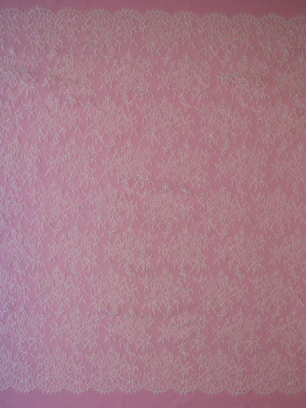 Ivory Chantilly Lace Banilto