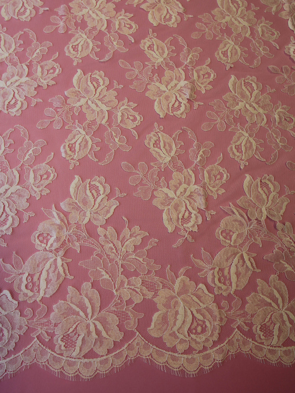 Ivory Chantilly Lace Syden